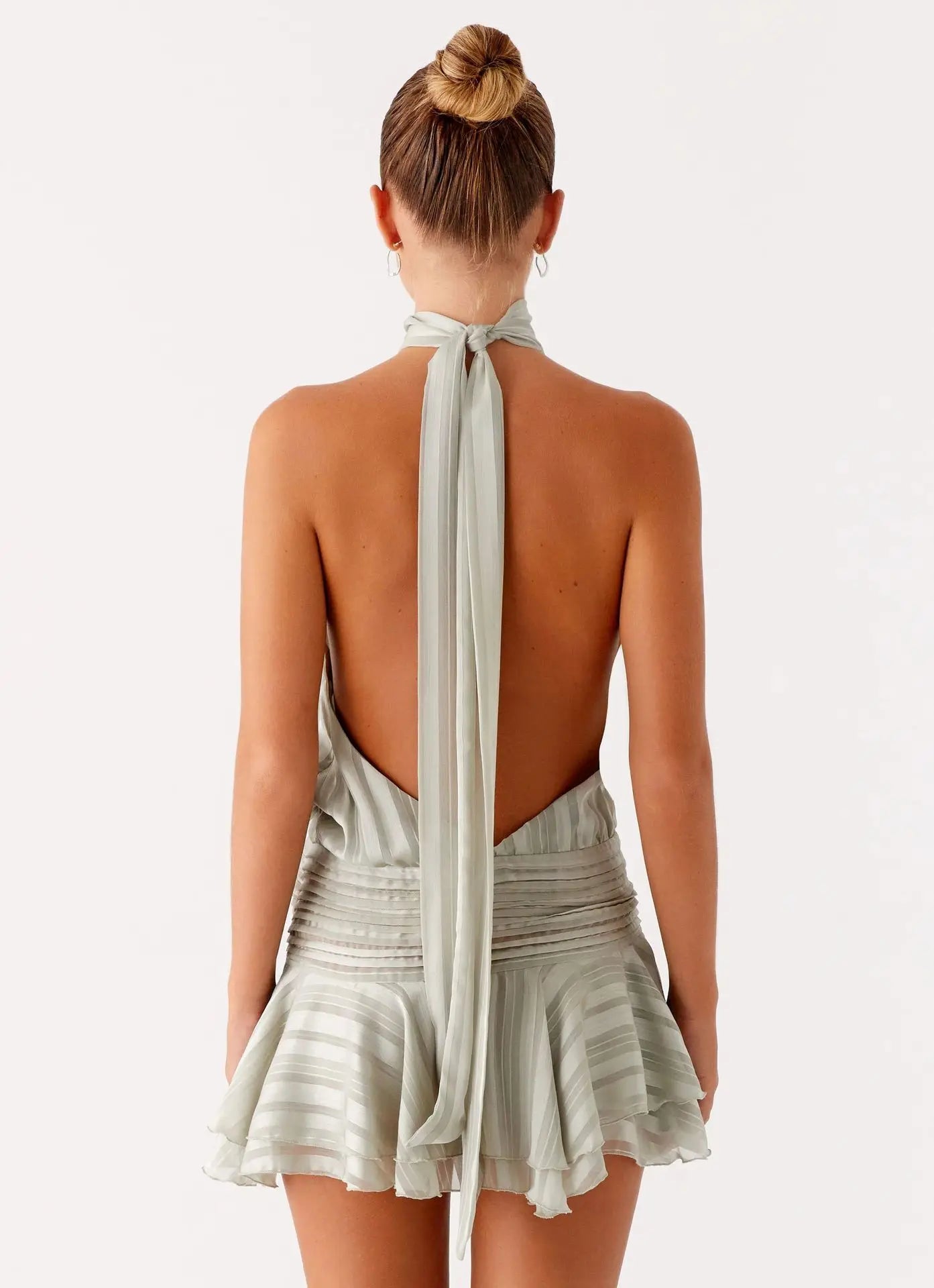 שמלת מיני עם קפלים וגב פתוח דגם שהם