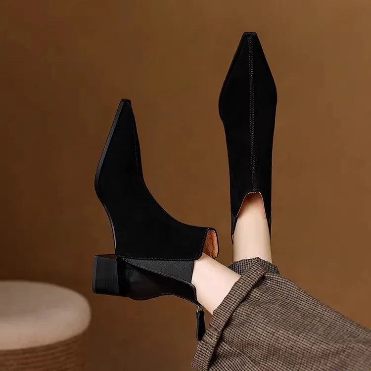 Kurtis מגפי זמש שפיץ ורוכסן אחורי