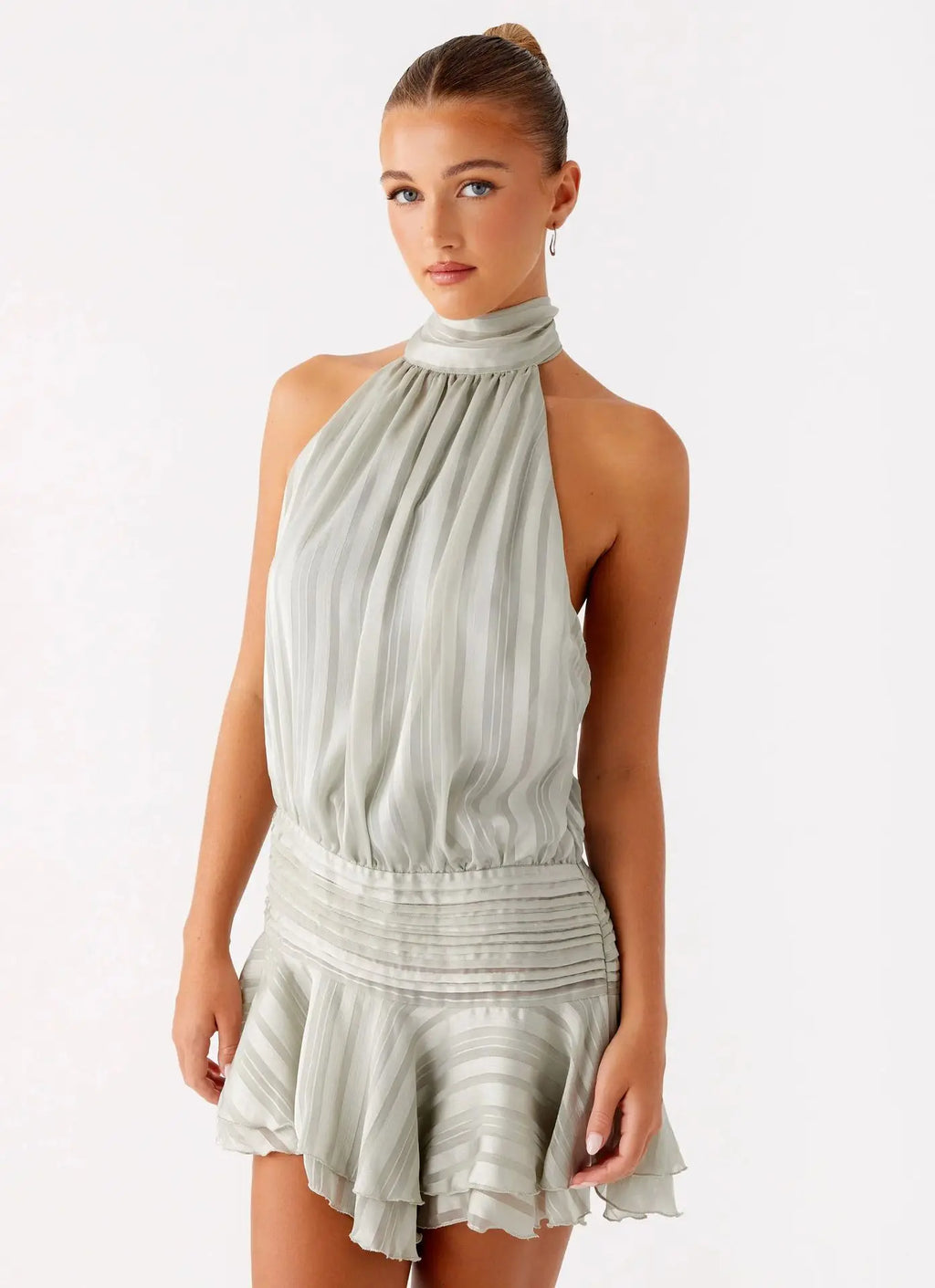 שמלת מיני עם קפלים וגב פתוח דגם שהם